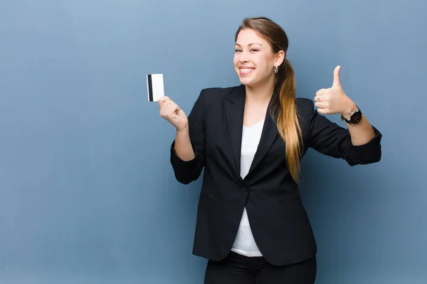 Giovane Donna Bionda Con Una Carta Credito Contro Sfondo Parete — Foto Stock