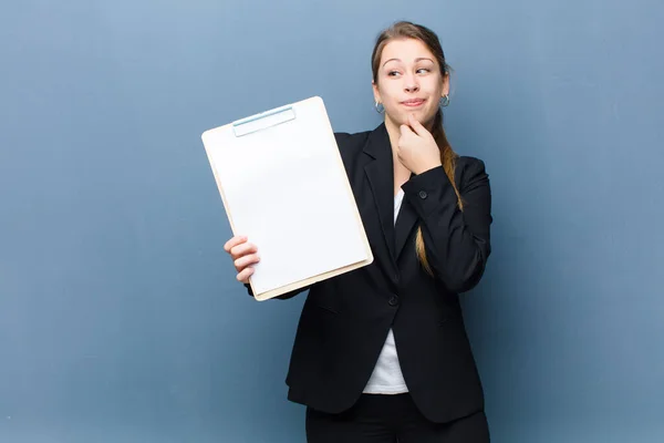 Ung Blond Kvinne Som Holder Papirbanner Mot Grungeveggens Bakgrunn – stockfoto