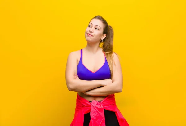 Ung Blond Kvinna Känner Sig Lycklig Stolt Och Hoppfull Undrar — Stockfoto