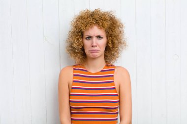 Genç, güzel bir kadın üzgün ve stresli. Kötü bir sürpriz yüzünden üzgün. Olumsuz ve endişeli bir bakışla.