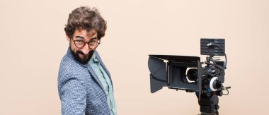 Televizyon sunucusu mutlu bir şekilde gülümsüyor. Kendine güvenen, olumlu, gururlu ve arkadaş canlısı bir tavırla.