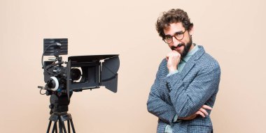 Televizyon sunucusu mutlu bir şekilde gülümsüyor ve hayal kuruyor ya da şüphe ediyor.