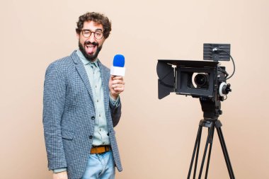 Televizyon sunucusu neşeli, kaygısız, asi tavırlı, şakacı ve dilsiz, eğlenen