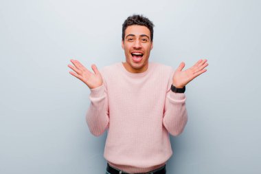 Genç Arap adam mutlu ve heyecanlı görünüyordu. Beklenmedik bir sürprizle sarsılmıştı. İki eli de gri duvarın yanında açıktı.