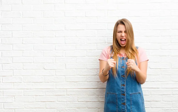 Young Blonde Woman Shouting Aggressively Annoyed Frustrated Angry Look Tight — Stock Photo, Image
