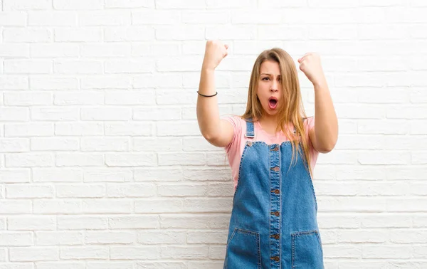 Giovane Donna Bionda Che Celebra Successo Incredibile Come Vincitore Guardando — Foto Stock