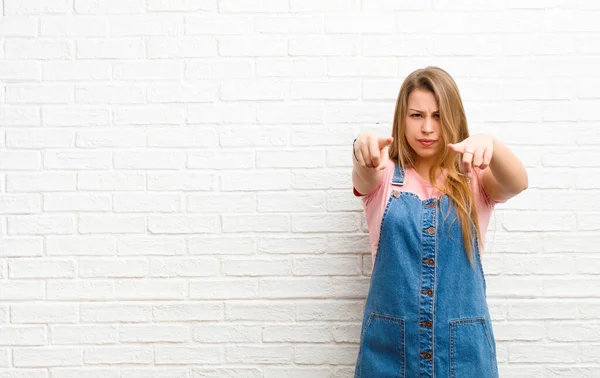 Giovane Donna Bionda Che Punta Avanti Verso Fotocamera Con Entrambe — Foto Stock