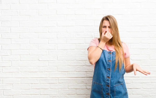 Jonge Blonde Vrouw Gevoel Walging Houden Neus Voorkomen Dat Ruiken — Stockfoto