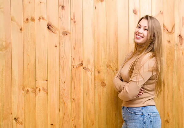 Genç Sarışın Kadın Kameraya Çapraz Kollarıyla Gülümsüyor Mutlu Kendinden Emin — Stok fotoğraf