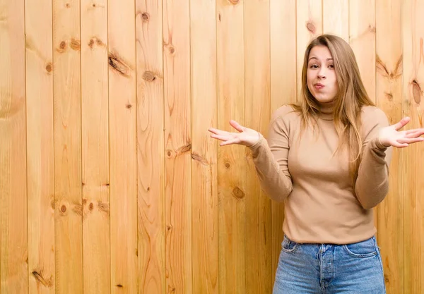 Jong Blond Vrouw Gevoel Verbaasd Verward Twijfelen Wegen Het Kiezen — Stockfoto