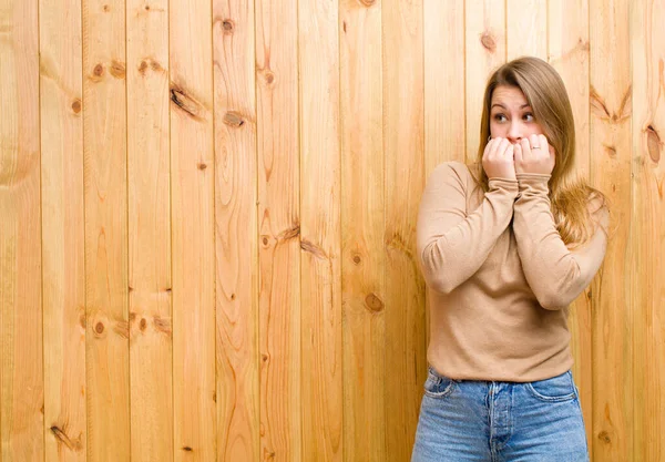 Giovane Donna Bionda Che Sembra Preoccupata Ansiosa Stressata Spaventata Morde — Foto Stock