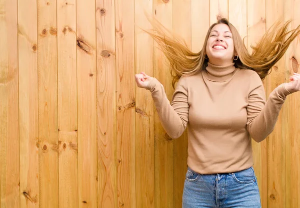 Giovane Donna Bionda Che Sembra Estremamente Felice Sorpresa Celebrando Successo — Foto Stock