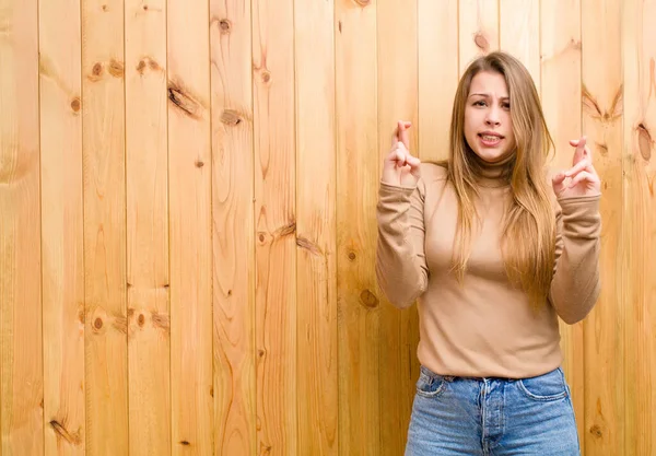 Jonge Blonde Vrouw Kruisen Vingers Angstig Hopen Geluk Met Een — Stockfoto