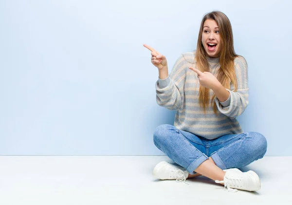 Jong Blond Vrouw Gevoel Blij Verrast Glimlachen Met Een Geschokte — Stockfoto