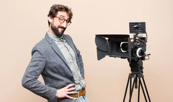 Televisie Presentator Zoek Gelukkig Vrolijk Zelfverzekerd Glimlachend Trots Zoek Naar — Stockfoto