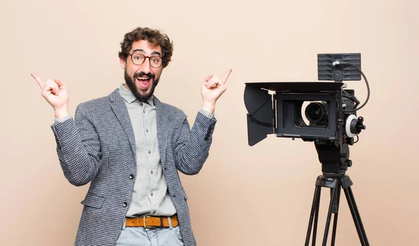 Presentatör Känner Sig Glad Och Säker Pekar Kameran Med Båda — Stockfoto