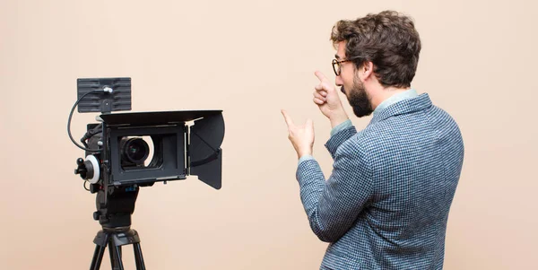 Prezenter Telewizyjny Stojący Wskazujący Obiekt Powierzchni Kopiującej Widok Tyłu — Zdjęcie stockowe