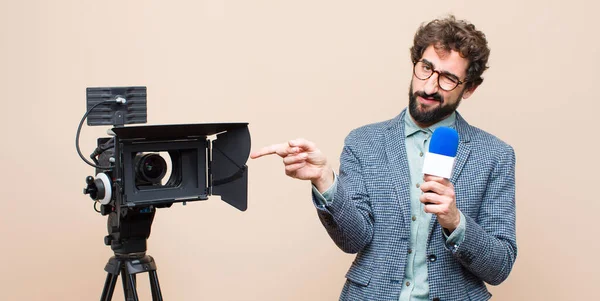 Apresentador Televisão Sentindo Cruz Irritado Irritado Desapontado Descontente Mostrando Polegares — Fotografia de Stock