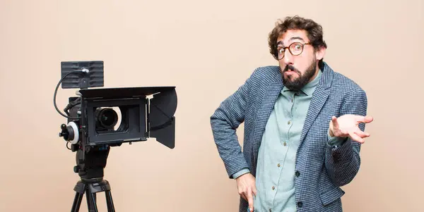 Apresentador Televisão Olhando Confuso Confuso Estressado Perguntando Entre Diferentes Opções — Fotografia de Stock