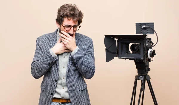 Apresentador Televisão Sentindo Mal Com Uma Dor Garganta Sintomas Gripe — Fotografia de Stock