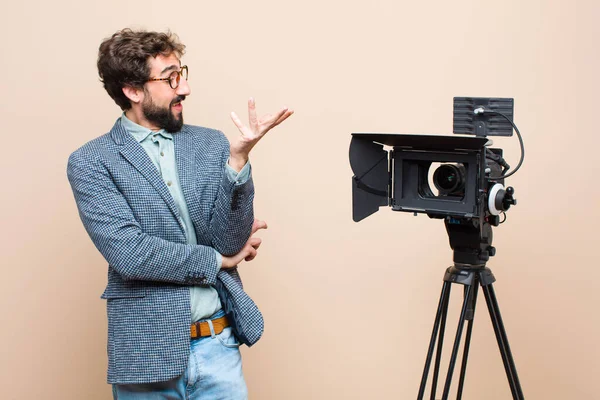 Presentatör Ler Stolt Och Självsäkert Känner Sig Glad Och Nöjd — Stockfoto