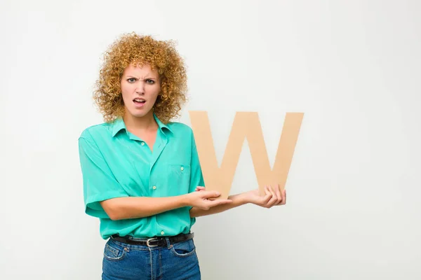 Jovem Mulher Afro Bonita Confuso Duvidoso Pensando Segurando Letra Alfabeto — Fotografia de Stock