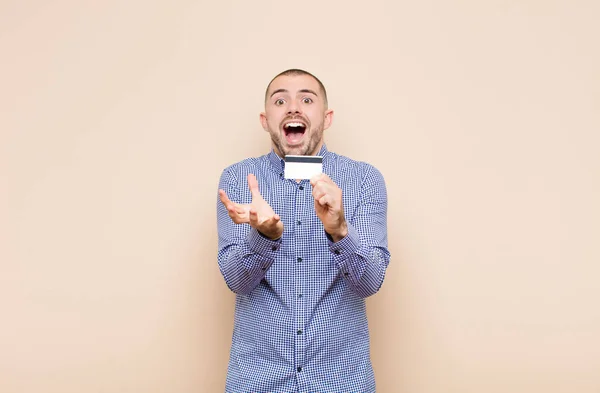 Joven Guapo Hombre Buscando Desesperado Frustrado Estresado Infeliz Molesto Gritando — Foto de Stock