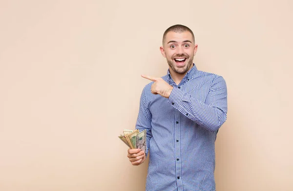 Joven Hombre Guapo Mirando Emocionado Sorprendido Señalando Hacia Lado Hacia — Foto de Stock