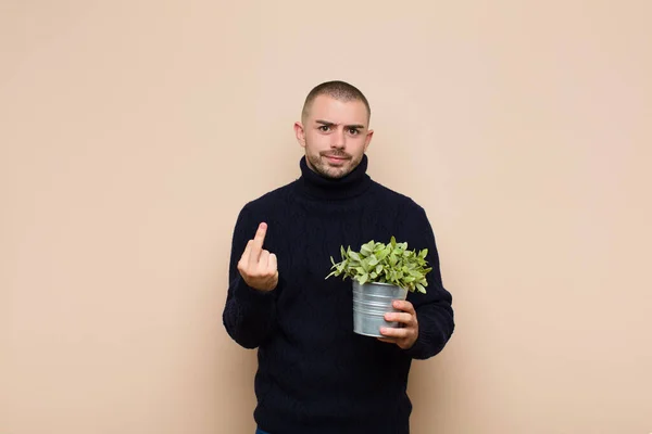 Junger Gutaussehender Mann Der Wütend Genervt Rebellisch Und Aggressiv Ist — Stockfoto