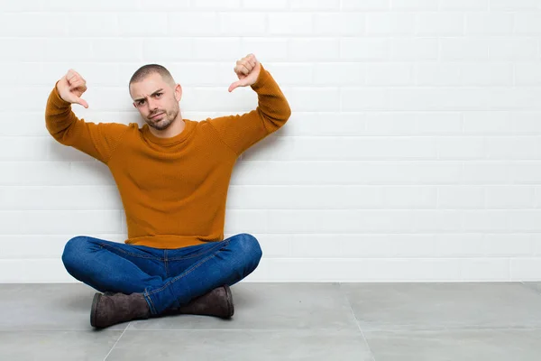 Jonge Knappe Man Kijkt Verdrietig Teleurgesteld Boos Duimen Naar Beneden — Stockfoto