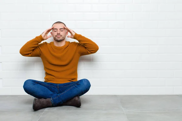 Jonge Knappe Man Die Geconcentreerd Uitziet Attent Geïnspireerd Brainstormend Fantaserend — Stockfoto