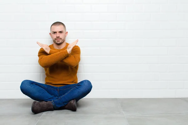 Joven Guapo Hombre Buscando Molesto Enfermo Actitud Diciendo Basta Las — Foto de Stock