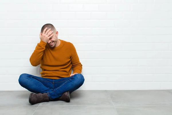 Young Handsome Man Laughing Slapping Forehead Saying Doh Forgot Stupid — Stock Photo, Image