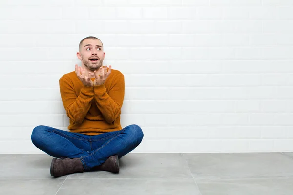 Ung Stilig Man Ser Desperat Och Frustrerad Stressad Olycklig Och — Stockfoto