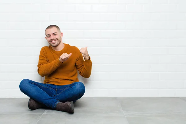 Joven Hombre Guapo Sonriendo Alegre Casualmente Apuntando Copiar Espacio Lado — Foto de Stock