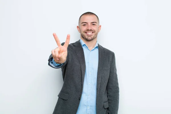 Fiatal Üzletember Mosolyog Néz Boldog Gondtalan Pozitív Gesztikuláló Győzelem Vagy — Stock Fotó