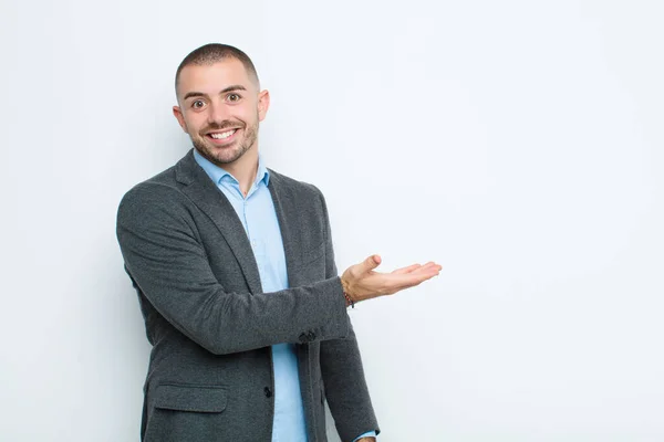 Joven Empresario Sonriendo Alegremente Sintiéndose Feliz Mostrando Concepto Espacio Copia — Foto de Stock