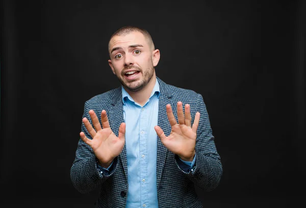 Joven Hombre Negocios Buscando Nervioso Ansioso Preocupado Diciendo Culpa Hice — Foto de Stock