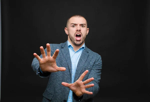 Jonge Zakenman Die Zich Doodsbang Voelt Zich Terugtrekt Schreeuwt Van — Stockfoto