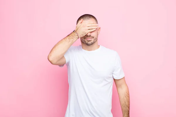 Ung Stilig Man Täcka Ögon Med Hand Känsla Rädd Eller — Stockfoto