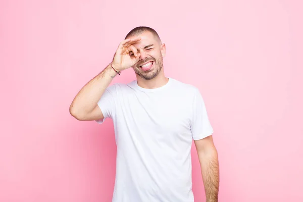 Joven Hombre Guapo Sonriendo Felizmente Con Cara Divertida Bromeando Mirando — Foto de Stock