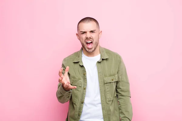 Jovem Bonito Homem Olhando Irritado Irritado Frustrado Gritando Wtf Que — Fotografia de Stock