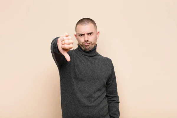 Jeune Homme Beau Sentant Croix Colère Contrarié Déçu Mécontent Montrant — Photo