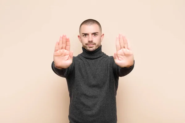 Junger Gutaussehender Mann Der Ernst Unglücklich Wütend Und Ungehalten Aussah — Stockfoto