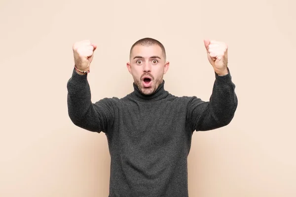 Joven Hombre Guapo Celebrando Éxito Increíble Como Ganador Mirando Emocionado — Foto de Stock