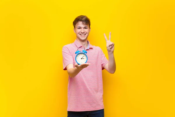 Jonge Blonde Man Met Een Wekker — Stockfoto