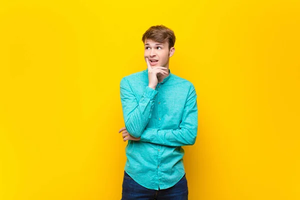 Joven Hombre Rubio Sonriendo Feliz Soñando Despierto Dudando Mirando Lado — Foto de Stock