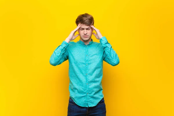 Ung Blond Man Ser Koncentrerad Omtänksam Och Inspirerad Brainstorming Och — Stockfoto