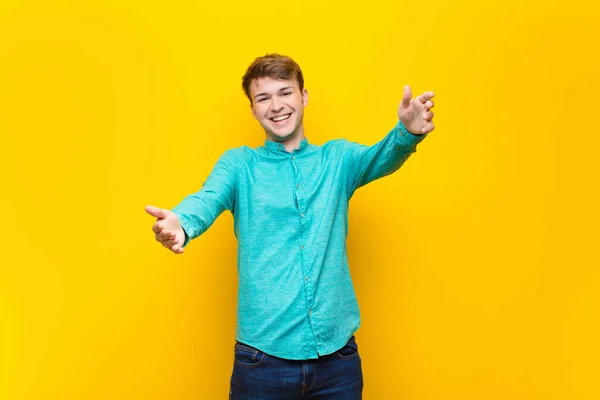 Joven Hombre Rubio Sonriendo Alegremente Dando Cálido Amistoso Cariñoso Abrazo — Foto de Stock