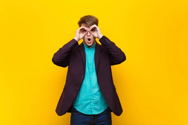 Junger Blonder Mann Schockiert Erstaunt Und Überrascht Brille Mit Staunendem — Stockfoto